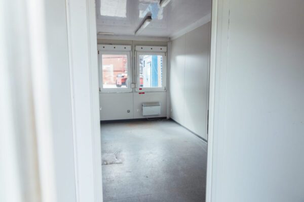 20ft-shipping-container-office-white-blue-used-inside-scaled-1-1200x800-1.jpg Neuer 20-Fuß-Bürocontainer