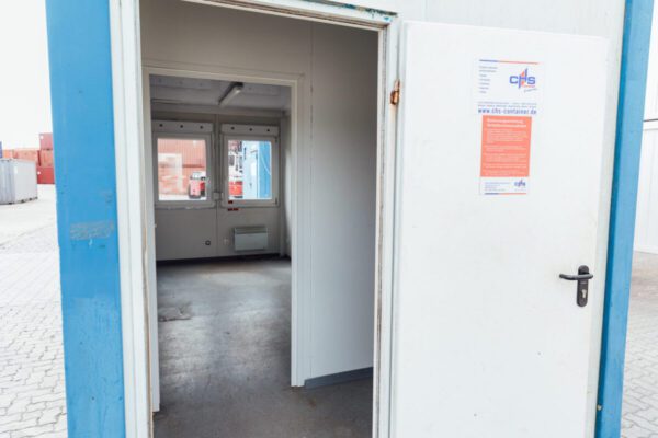 20ft-shipping-container-office-white-blue-used-open-door-inside-scaled-1-1200x800-1.jpg Neuer 20-Fuß-Bürocontainer