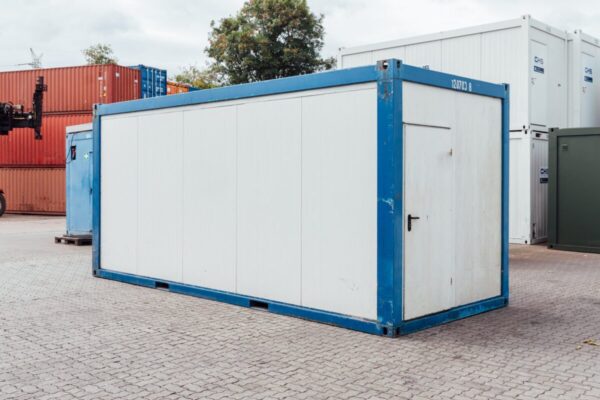 20ft-shipping-container-office-white-blue-used-corner-left-front-scaled-1-1200x800-1.jpg Gebrauchter 20-Fuß Bürocontainer