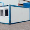 20ft-shipping-container-office-white-blue-used-corner-right-front-scaled-1.jpg Gebrauchter 20-Fuß Bürocontainer