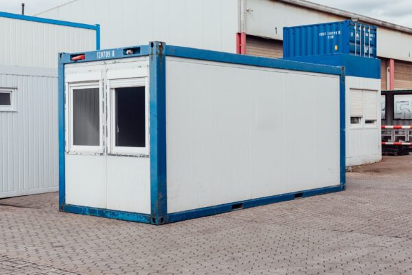 20ft-shipping-container-office-white-blue-used-corner-right-front-scaled-1.jpg Gebrauchter 20-Fuß Bürocontainer