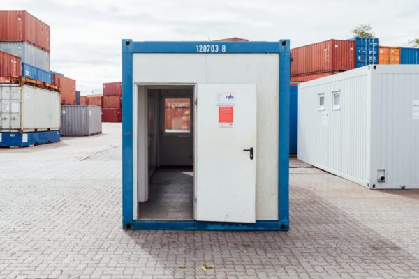 20ft-shipping-container-office-white-blue-used-front-open-scaled-1-1200x800-1.jpg Gebrauchter 20-Fuß Bürocontainer