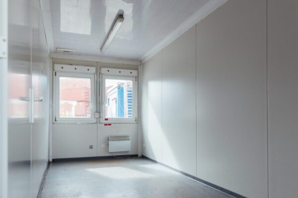 20ft-shipping-container-office-white-blue-used-inside-floor-scaled-1-1200x800-1.jpg Gebrauchter 20-Fuß Bürocontainer