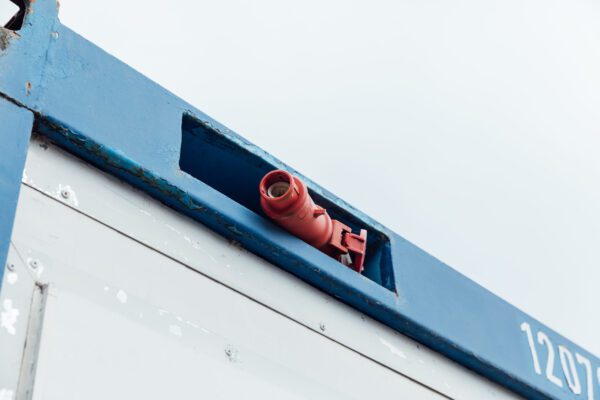 20ft-shipping-container-office-white-blue-used-power-suppy-socket-outlet-scaled-1.jpg Gebrauchter 20-Fuß Bürocontainer