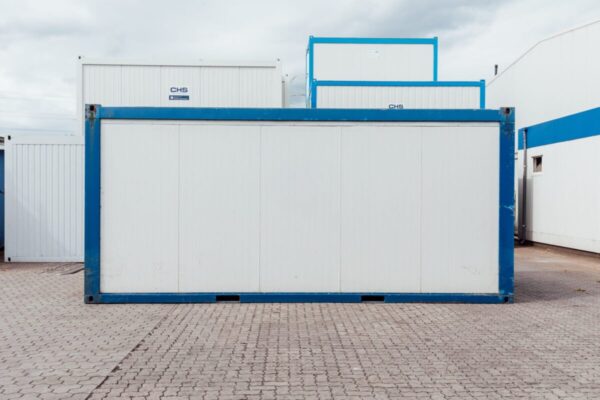 20ft-shipping-container-office-white-blue-used-side-scaled-1-1200x800-1.jpg Gebrauchter 20-Fuß Bürocontainer