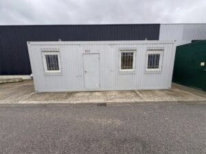 7-0-LoeWE-Gabelstapler-HLS-2000-Display Gebrauchter Bürocontainer 8x3 m mit WC, Küchenzeile & Eingang